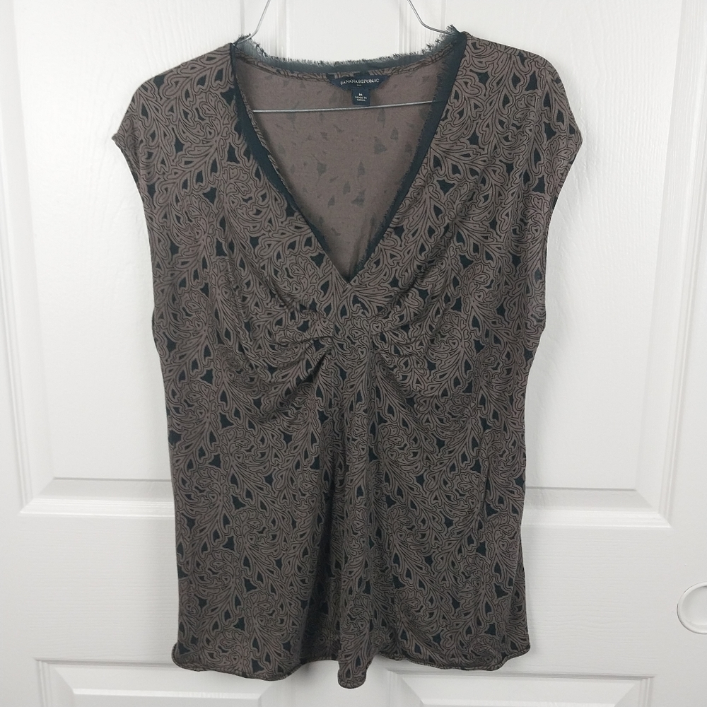 Banana Republic Women's Medium Brown and Black Distressed V-neck Tee Shirt